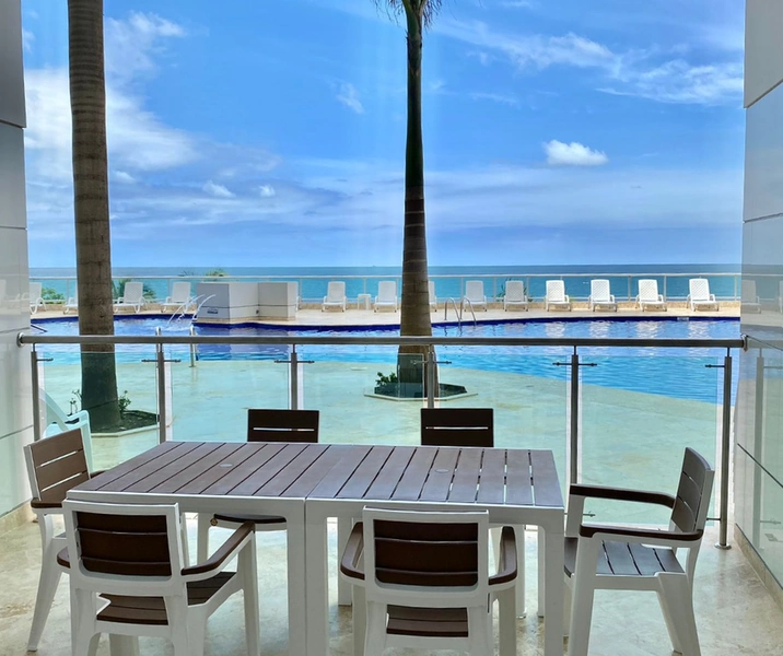 Vista de la piscina frente al mar desde el Edificio Palmetto Cartagena