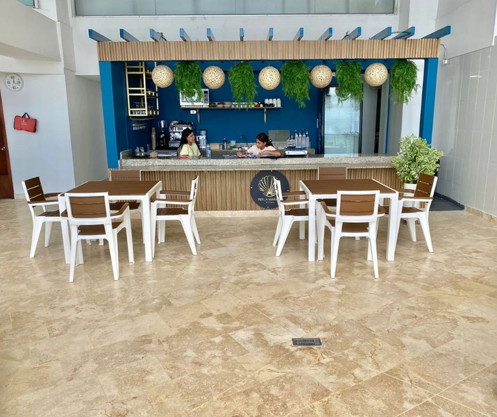 Cafe Bar frente a la piscina del Edificio Palmetto Cartagena