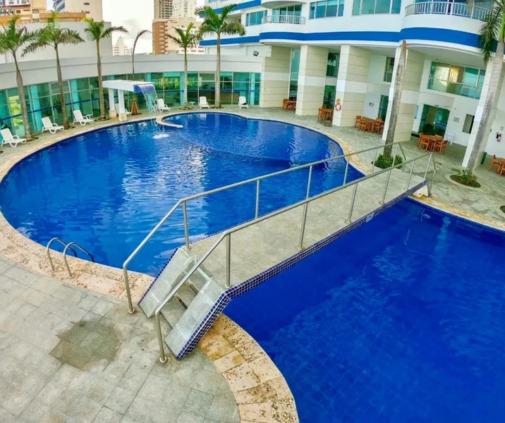 Vista desde lo alto de la piscina panorámica del Edificio Palmetto Cartagena